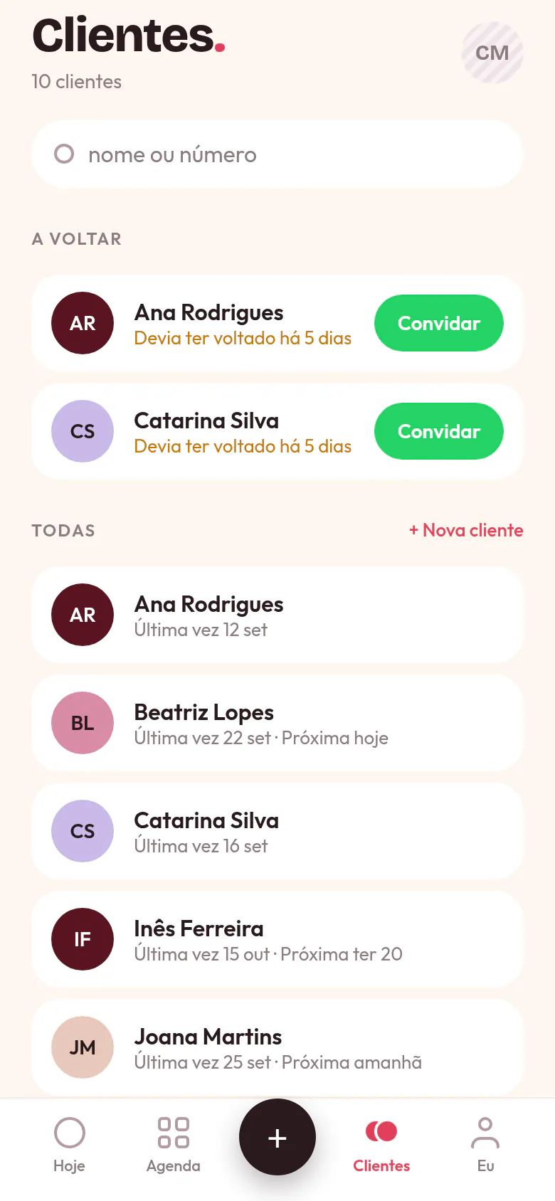 As clientes, com a Ana Rodrigues e a Catarina Silva em «A voltar»: deviam ter voltado há 5 dias. Ao lado de cada uma, o botão Convidar.