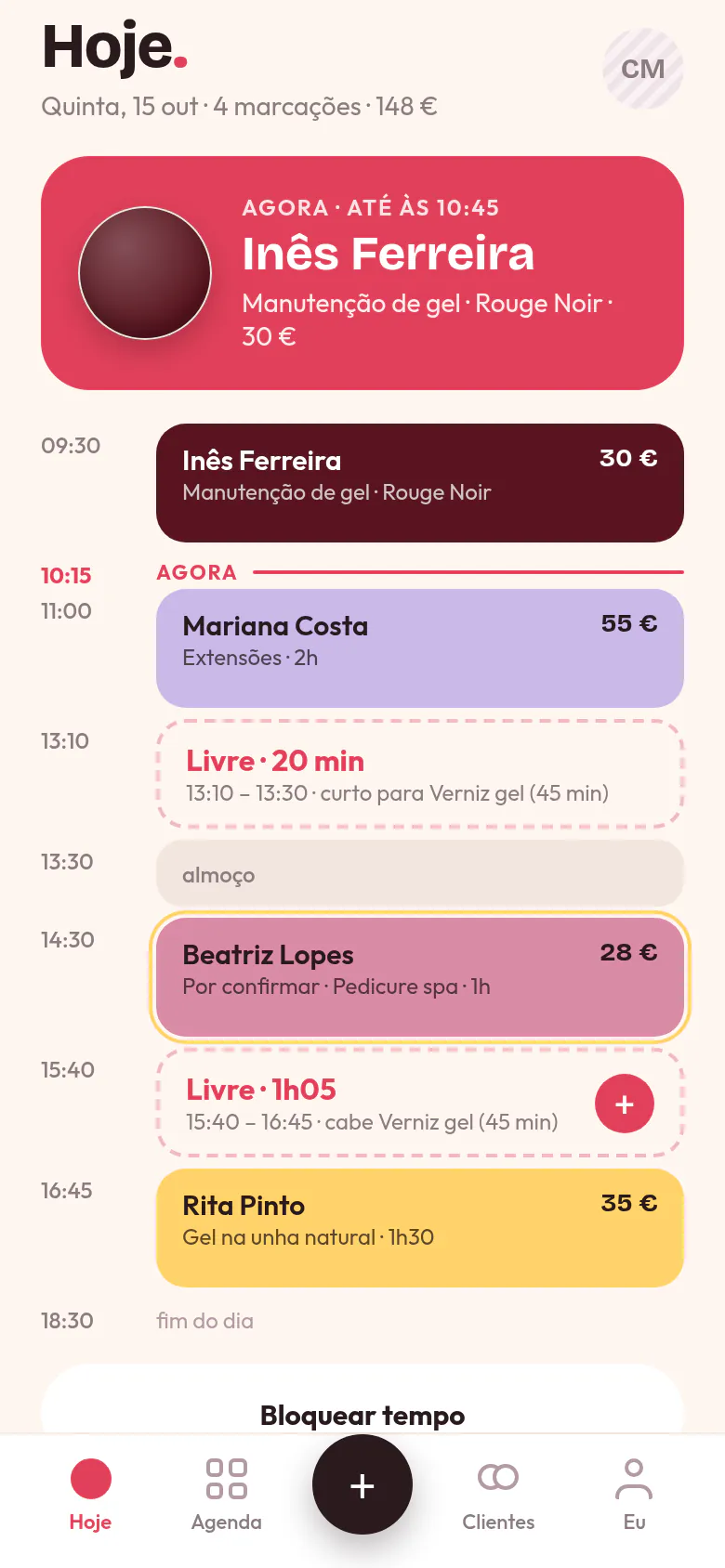 O ecrã Hoje: a Inês Ferreira na cadeira até às 10:45, as marcações do dia e, a rosa, uma hora livre das 15:40 às 16:45 onde cabe um verniz gel.