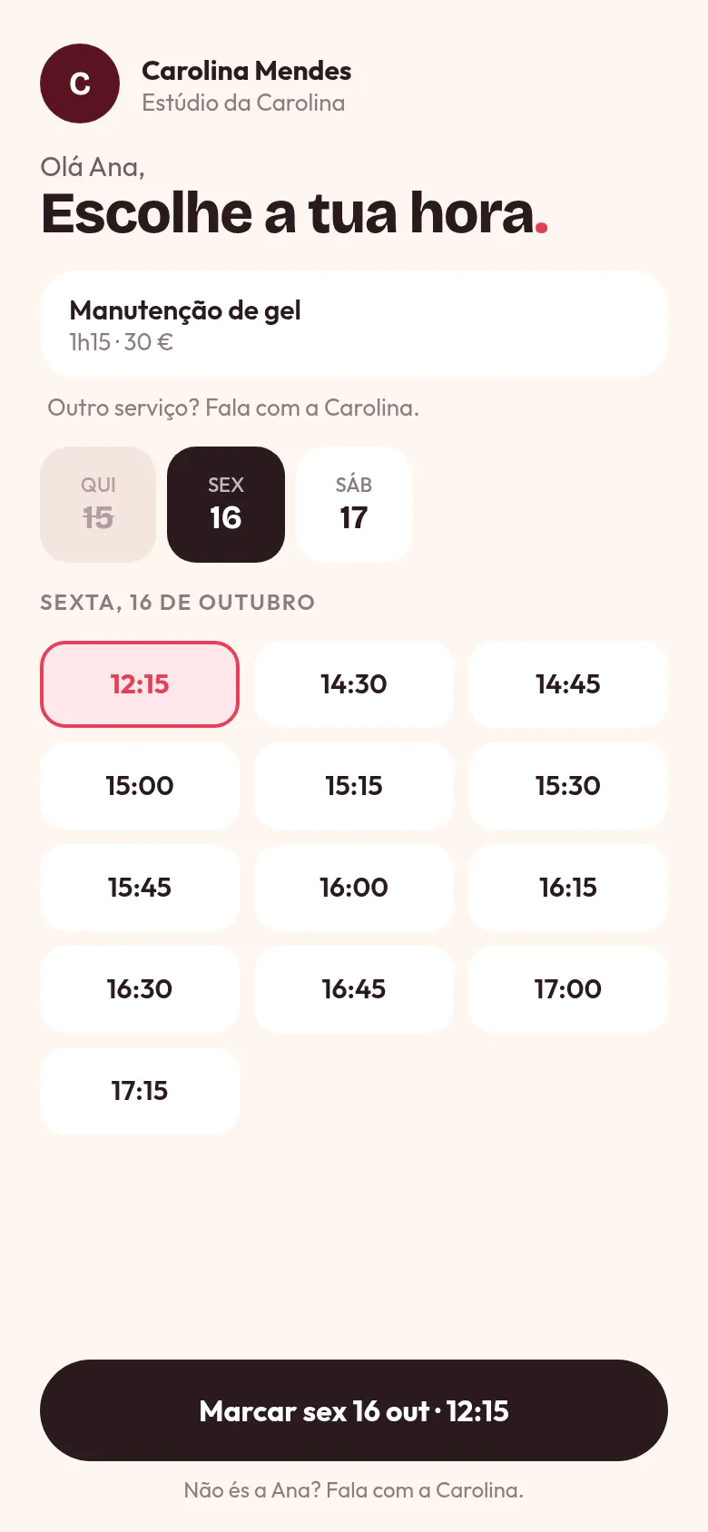 O link da Ana, aberto no telemóvel dela: manutenção de gel com a Carolina, sexta 16 escolhida e as horas livres desse dia para tocar.